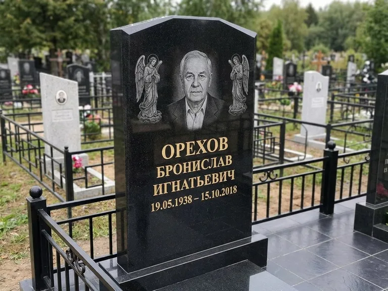 Памятник с гравировкой ангела — гравировка ангела-хранителя сбоку от портрета, работа «Фаддеев» в Перми