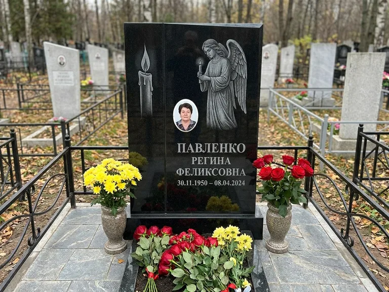 Памятник с гравировкой ангела — гравировка молящегося ангела в верхней части стелы, работа «Пантелеева» в Перми