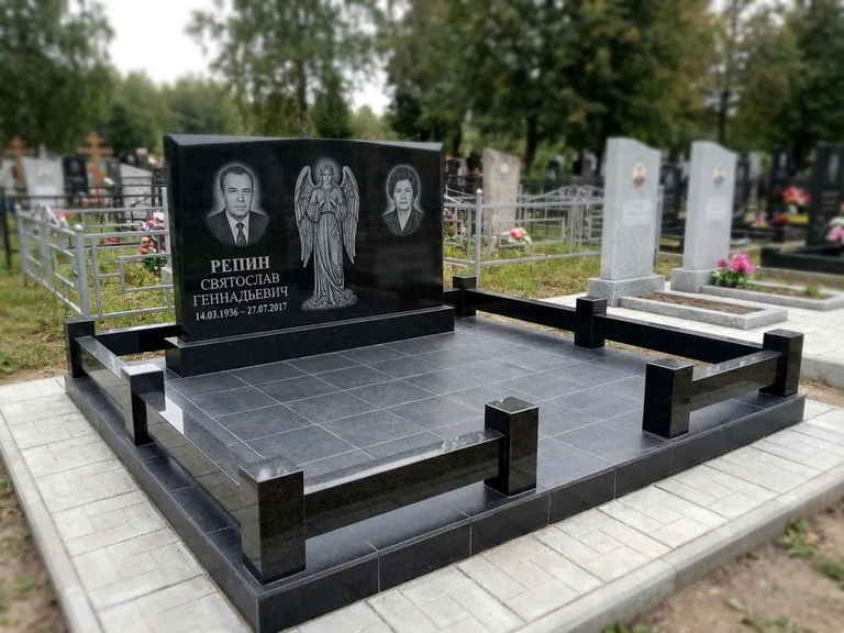 Памятник с гравировкой ангела — гравировка ангела с крестом рядом с эпитафией, работа «Касаткин» в Перми