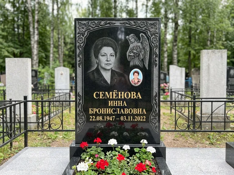 Памятник с гравировкой ангела — гравировка ангела с голубем по диагонали стелы, работа «Лобанова» в Перми