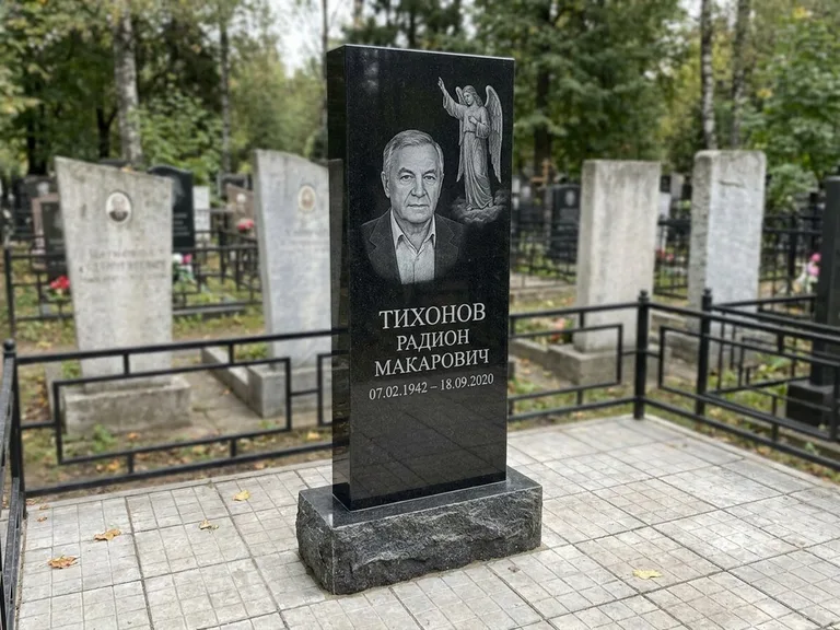 Памятник с гравировкой ангела — гравировка двух ангелов по сторонам портрета, работа «Свиридов» в Перми
