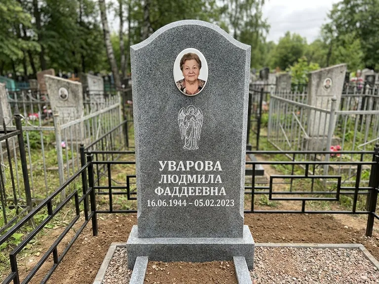 Памятник с гравировкой ангела — гравировка ангела в облаках с лучами над портретом, работа «Игнатова» в Перми