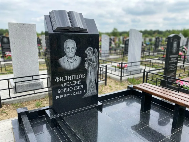 Памятник с гравировкой ангела — белая гравировка скорбящего ангела над портретом, работа «Доронин» в Перми