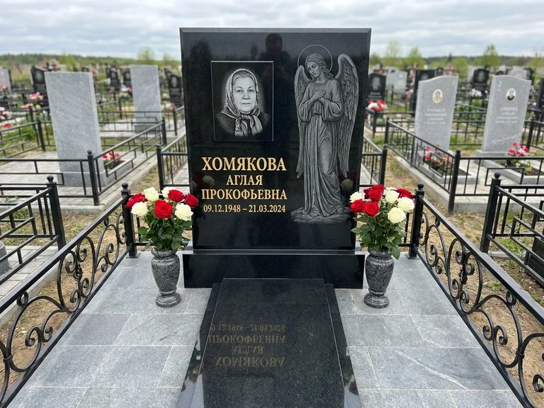 Памятник с гравировкой ангела — гравировка ангела-хранителя сбоку от портрета, работа «Яковлева» в Перми