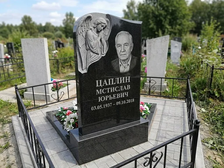 Памятник с гравировкой ангела — гравировка молящегося ангела в верхней части стелы, работа «Пономарёв» в Перми