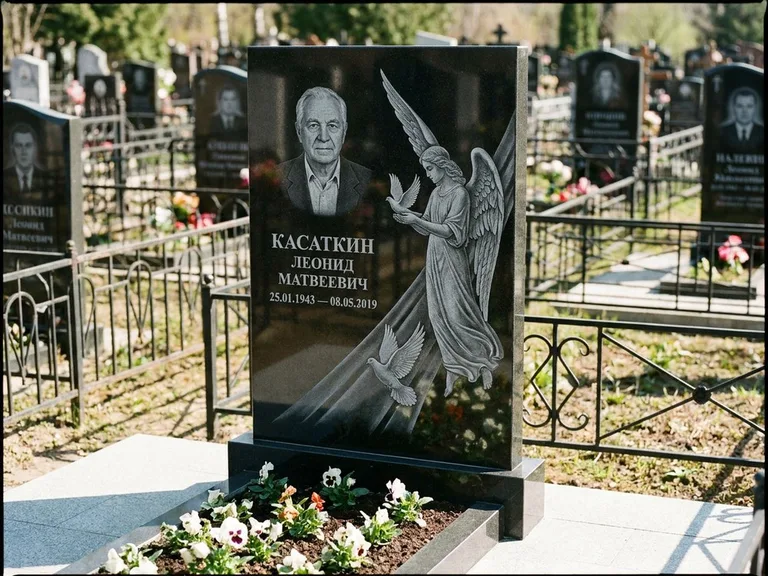 Памятник с гравировкой ангела — гравировка ангела с голубем по диагонали стелы, работа «Касаткин» в Перми
