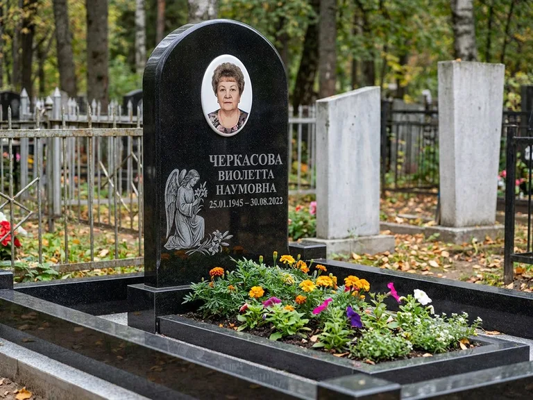Памятник с гравировкой ангела — гравировка ангела с крестом рядом с эпитафией, работа «Журавлёва» в Перми