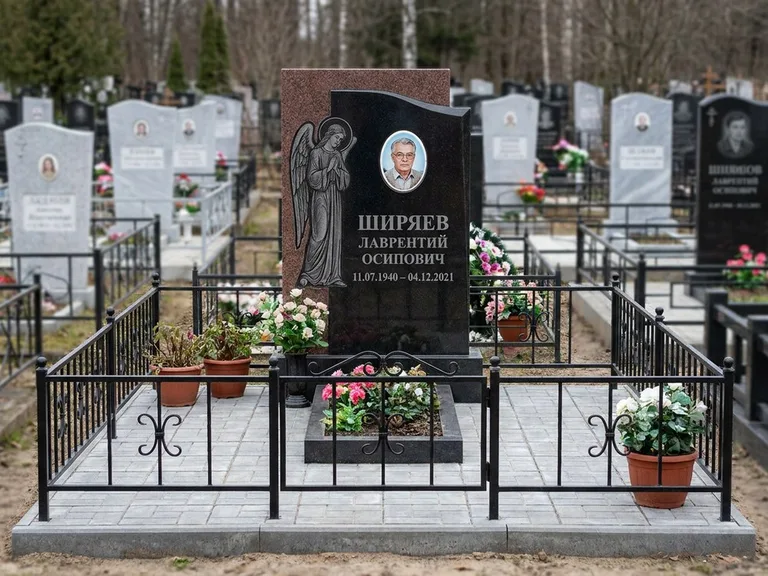 Памятник с гравировкой ангела — гравировка ангела с голубем по диагонали стелы, работа «Селиванов» в Перми