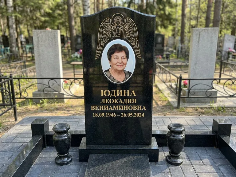 Памятник с гравировкой ангела — гравировка двух ангелов по сторонам портрета, работа «Гордеева» в Перми