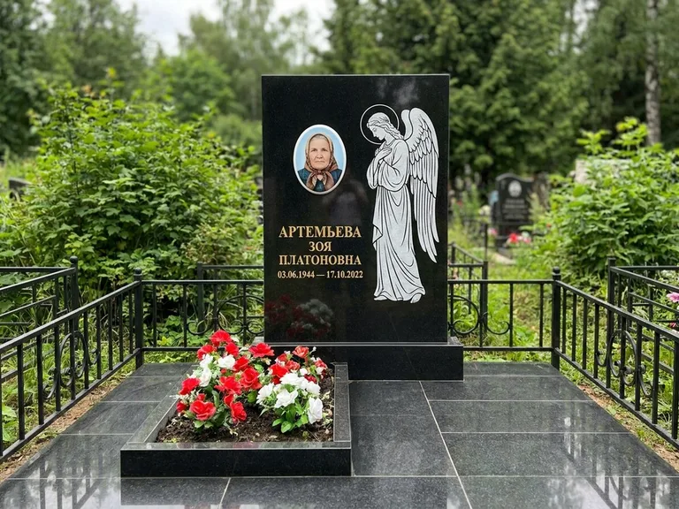 Памятник с гравировкой ангела — гравировка ангела в облаках с лучами над портретом, работа «Фаддеев» в Перми