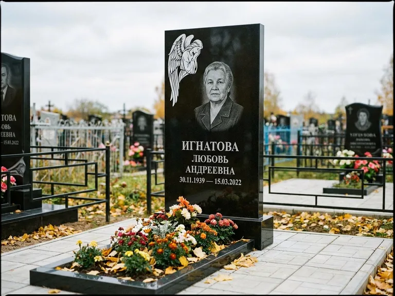 Памятник с гравировкой ангела — белая гравировка скорбящего ангела над портретом, работа «Игнатова» в Перми