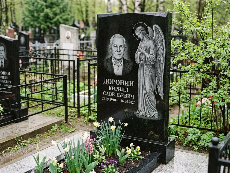 Памятник с гравировкой ангела — гравировка ангела-хранителя сбоку от портрета, работа «Доронин» в Перми