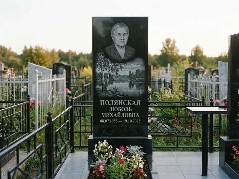 Памятник с гравировкой берёзы — гравировка берёзы у зеркального озера, работа «Полянская» в Перми