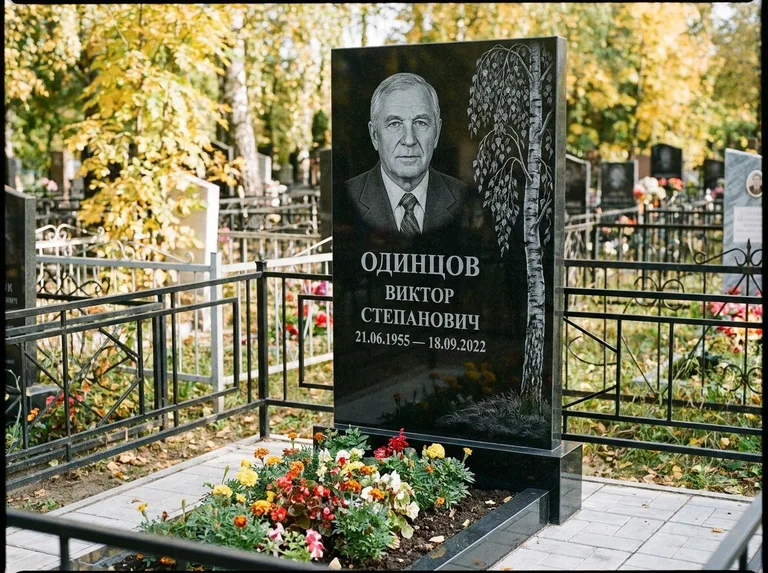 Памятник с гравировкой берёзы — гравировка плакучей берёзы с тонкими ветвями, работа «Одинцов» в Перми