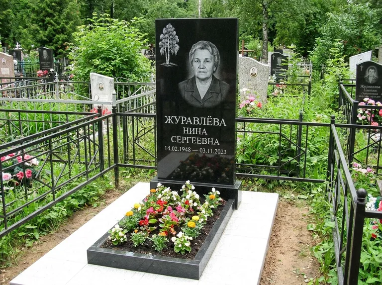 Памятник с гравировкой берёзы — гравировка одинокой берёзы над именем, работа «Журавлёва» в Перми