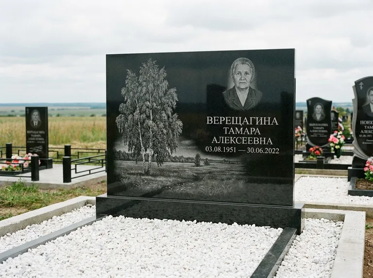 Памятник с гравировкой берёзы: широкая горизонтальная стела — берёза у поля, простор до горизонта, белая мраморная крошка с бордюром, работа «Верещагина» в Перми