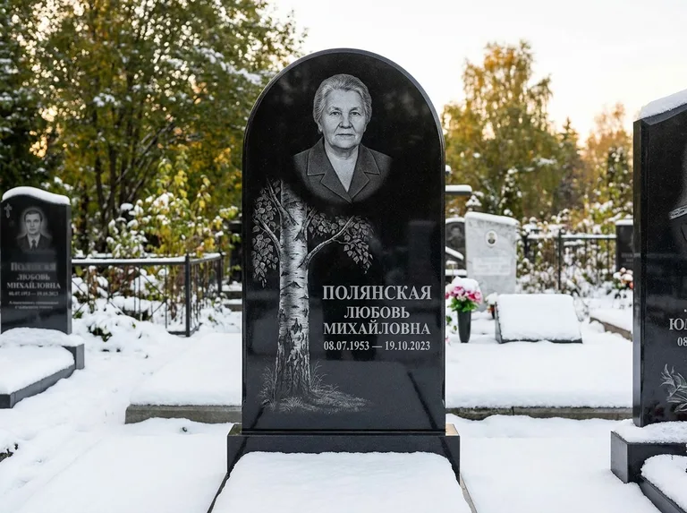 Памятник с гравировкой берёзы: полукруглая стела — объёмная одинокая берёза с фактурной корой, заснеженный зимний участок, работа «Полянская» в Перми