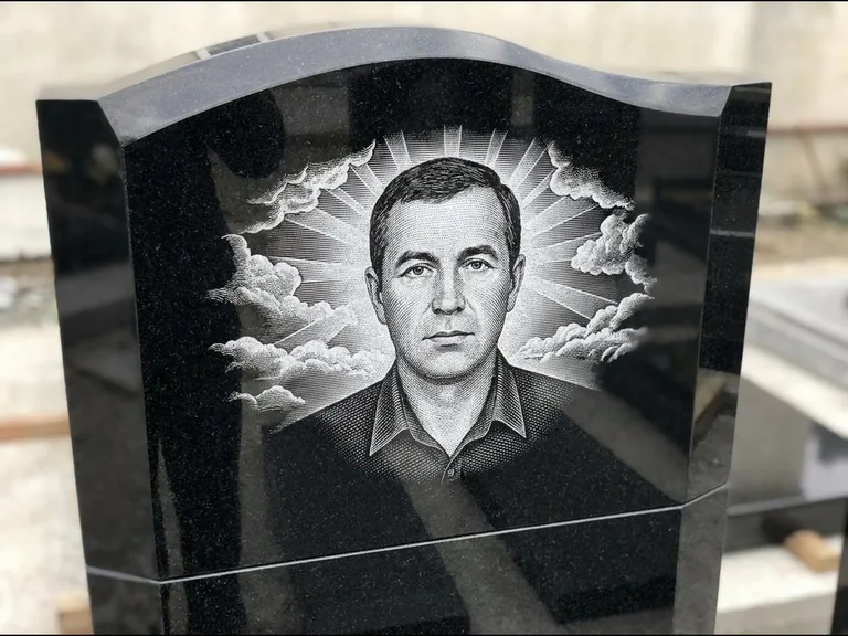 Гравировка фото на памятнике — с фоном в Перми