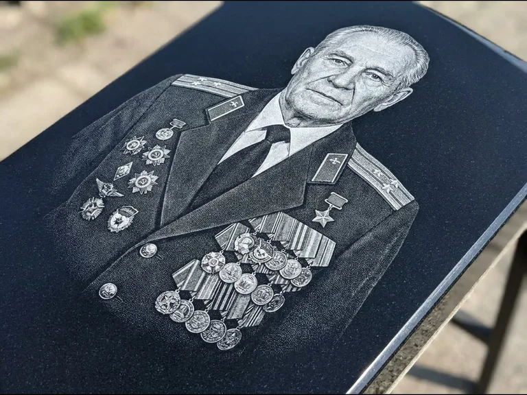 Гравировка фото на памятнике — военный / ветеран в Перми