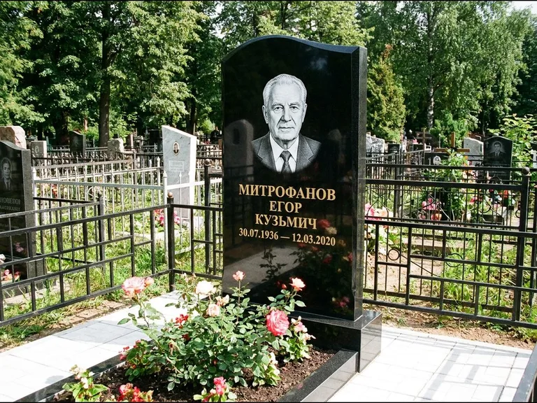 Гравировка портрета на чёрном граните — выполненная работа 29 в Перми