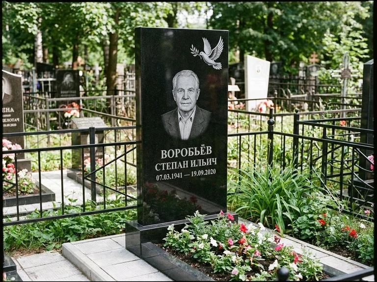 Гравировка голубей на памятник в Перми — памятник из чёрного гранита с гравировкой