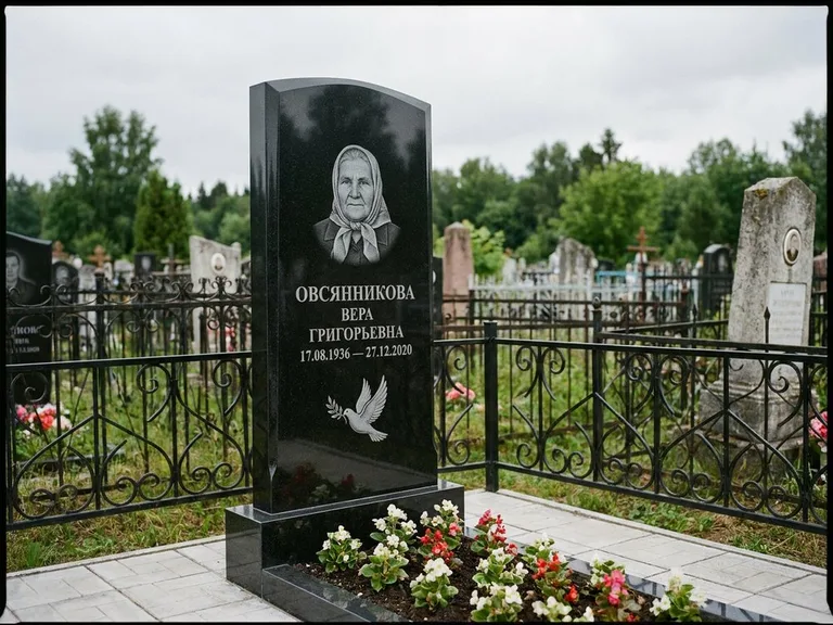Памятник с гравировкой голубей — гравировка голубя с оливковой ветвью рядом с эпитафией, работа «Овсянникова» в Перми