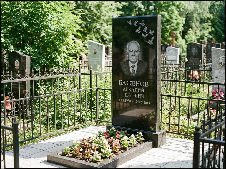 Памятник с гравировкой голубей — гравировка стаи голубей, взлетающей от угла стелы, работа «Баженов» в Перми
