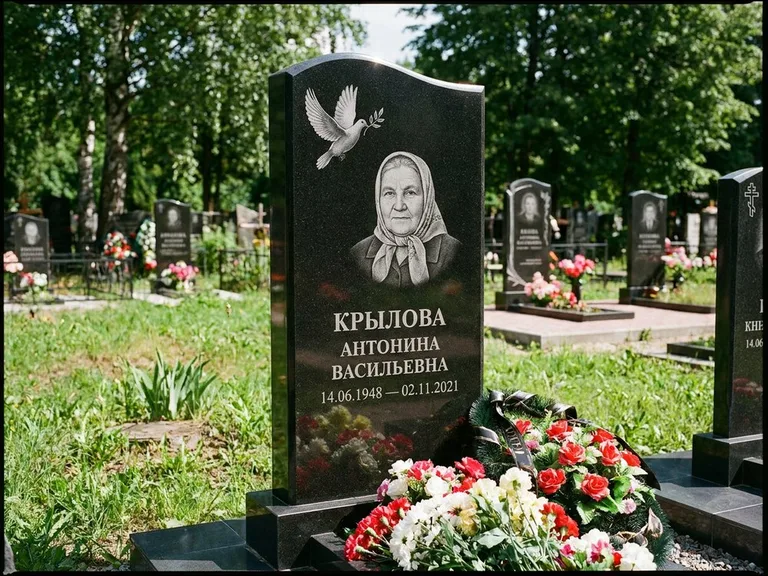 Памятник с гравировкой голубей — гравировка голубей, работа «Крылова» в Перми