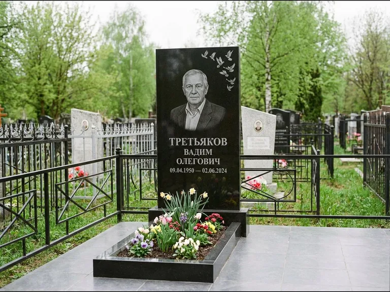 Памятник с гравировкой голубей — гравировка стаи голубей, взлетающей от угла стелы, работа «Третьяков» в Перми