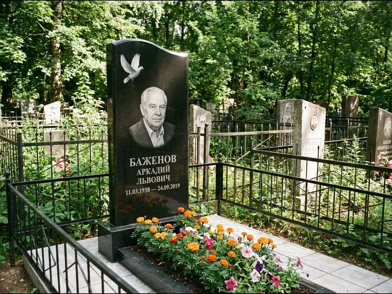 Памятник с гравировкой голубей — белая гравировка взлетающего голубя над портретом, работа «Баженов» в Перми