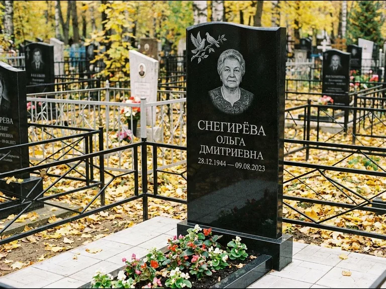 Памятник с гравировкой голубей — гравировка пары голубей на ветке в верхнем углу стелы, работа «Снегирёва» в Перми