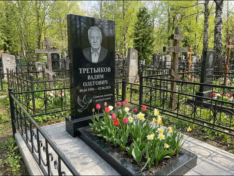Памятник с гравировкой голубей — гравировка голубя с оливковой ветвью рядом с эпитафией, работа «Третьяков» в Перми