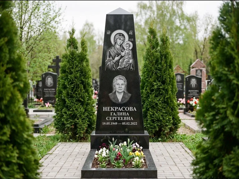 Памятник с гравировкой иконы — образ Николая Чудотворца, работа «Третьяков» в Перми