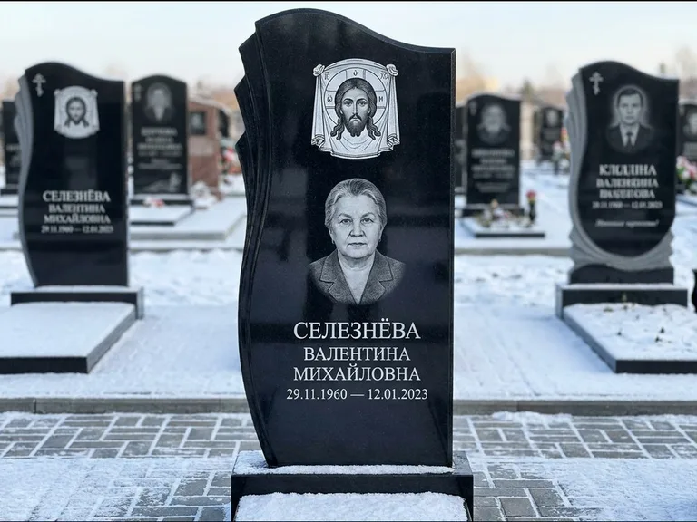 Памятник с гравировкой иконы — Казанская икона Божией Матери на стеле, работа «Одинцов» в Перми