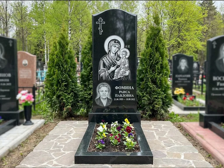 Памятник с гравировкой иконы — икона в резном киоте, работа «Гущин» в Перми