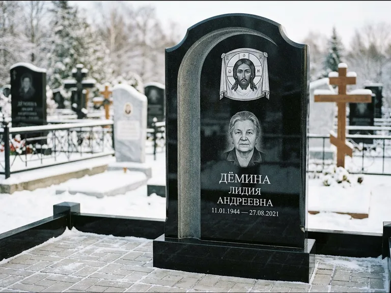 Памятник с гравировкой иконы: гранёный восьмиугольный обелиск с крестом — гравировка Николая Чудотворца, семейный участок с гранитной скамьёй, работа «Зотов» в Перми