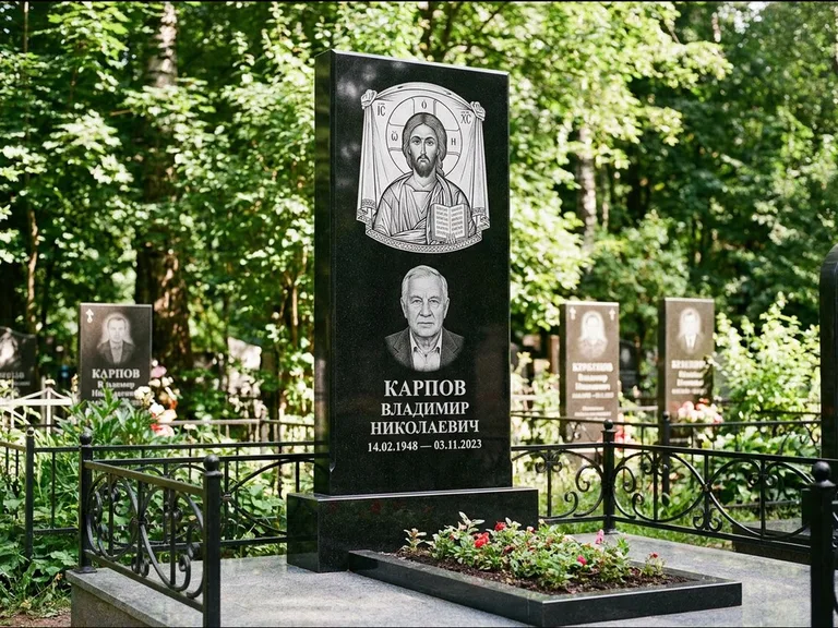 Памятник с гравировкой иконы: широкая двойная семейная стела — золочёный нимб на образе, цветник с красными розами, работа «Воронцова» в Перми