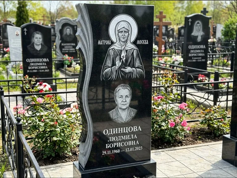 Памятник с гравировкой иконы: ступенчатая двухуровневая стела — Архангел Михаил на стеле, каменная дорожка из плитняка, работа «Одинцов» в Перми