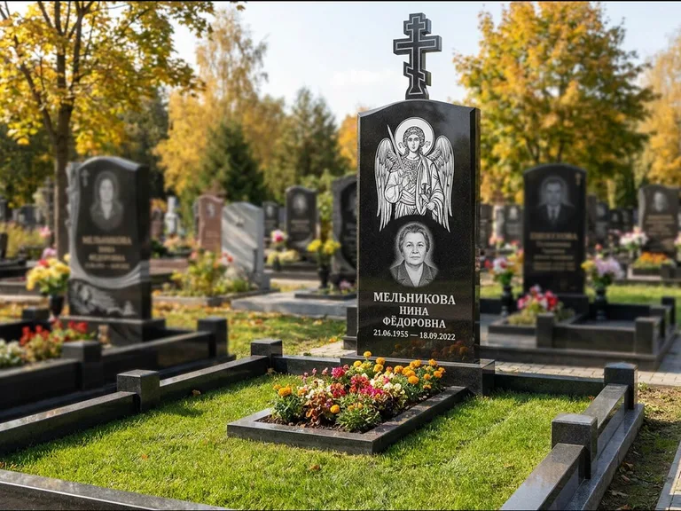 Памятник с гравировкой иконы: округлая стела-медальон с ликом — гравировка Богородицы «Семистрельная», луговые травы и полевые цветы за участком, работа «Гущин» в Перми
