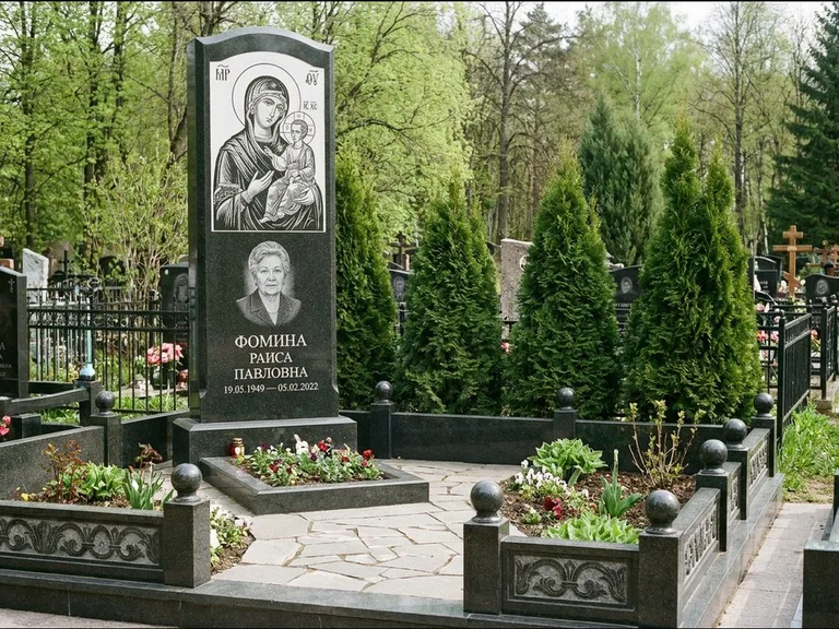 Памятник с гравировкой иконы: высокий гранёный обелиск с крестом-навершием — гравировка образа Матроны Московской, открытый участок без ограды, работа «Третьяков» в Перми