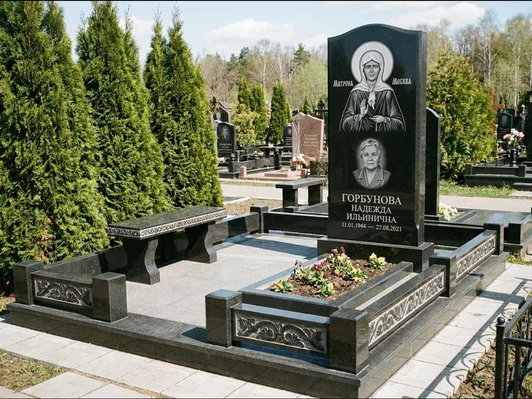 Памятник с гравировкой иконы: стела в форме раскрытой книги с образом — гравировка образа Спасителя, цоколь тёмной плиткой, работа «Зотов» в Перми