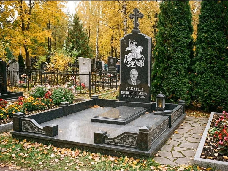 Памятник с гравировкой иконы: ступенчатая трёхуровневая стела — золочёный нимб на образе, дорожка из природного плитняка, работа «Лебедева» в Перми