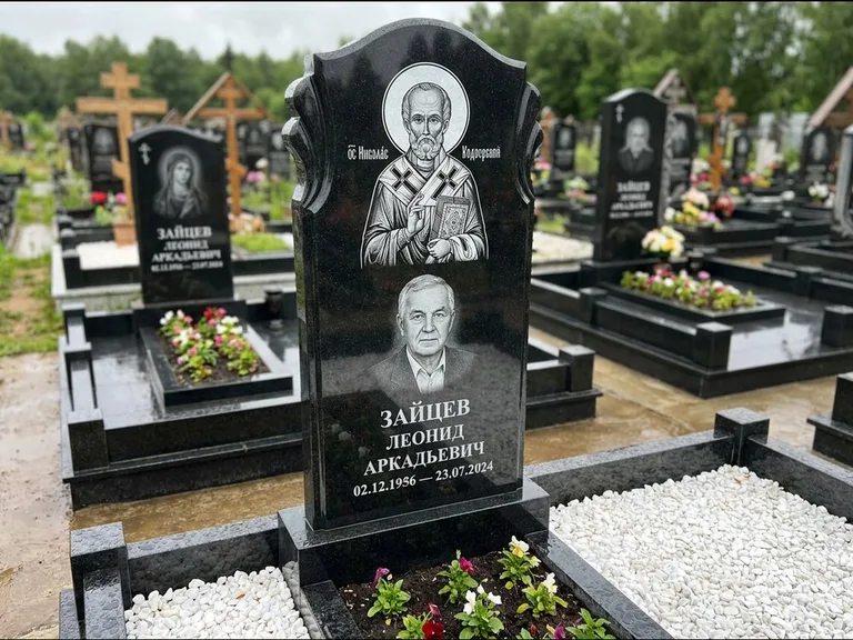 Памятник с гравировкой иконы — образ Николая Чудотворца, работа «Лебедева» в Перми