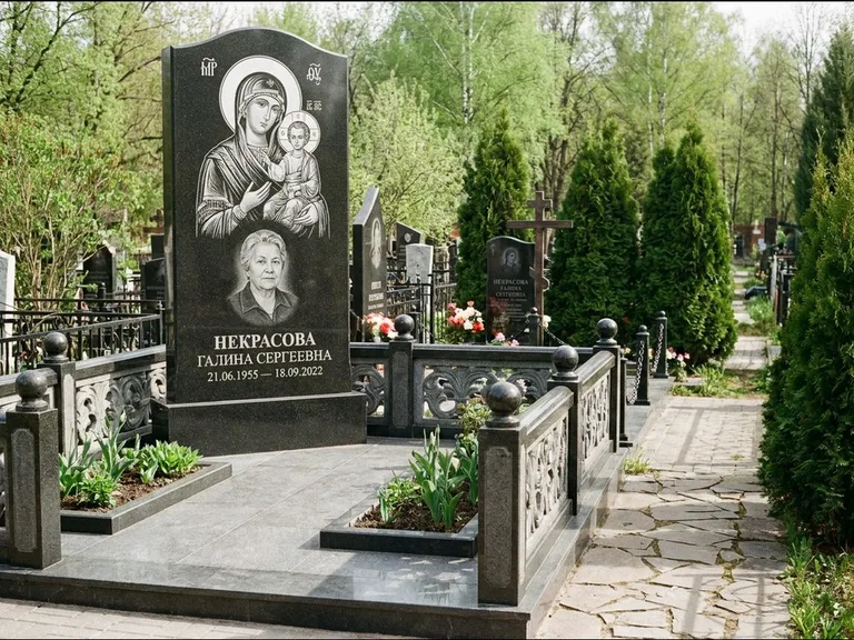 Памятник с гравировкой иконы: полукруглая стела с купольным навершием — Архангел Михаил на стеле, заснеженный зимний участок, работа «Гущин» в Перми