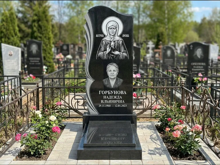 Памятник с гравировкой иконы — икона в резном киоте, работа «Одинцов» в Перми
