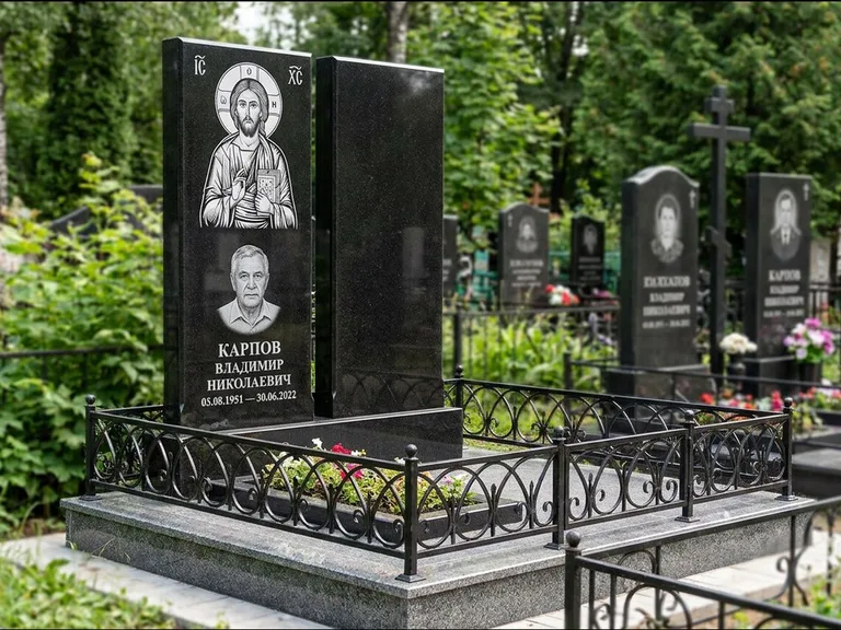 Памятник с гравировкой иконы — Казанская икона Божией Матери на стеле, работа «Богданова» в Перми