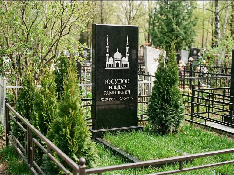 Мусульманский памятник с гравировкой мечети — силуэт мечети с двумя минаретами над именем, работа «Юсупов» в Перми