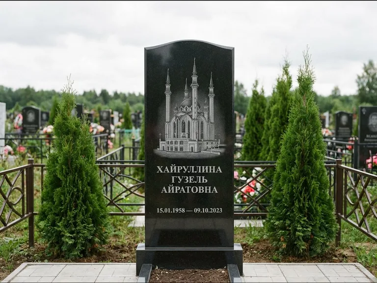 Мусульманский памятник с гравировкой мечети — мечеть Кул-Шариф на обороте стелы, работа «Хайруллина» в Перми