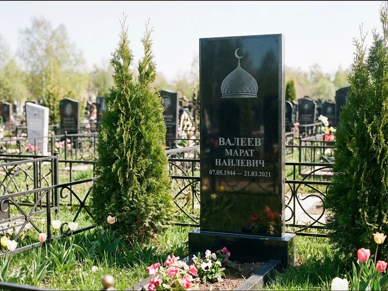 Мусульманский памятник с гравировкой мечети — купол с полумесяцем в верхней части, работа «Валеев» в Перми