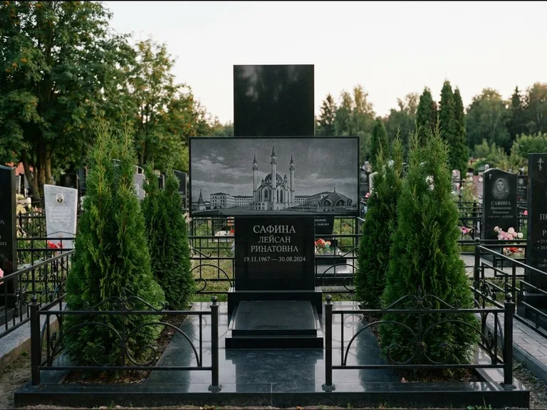 Мусульманский памятник с гравировкой мечети — панорама мечети во всю ширину стелы, работа «Сафина» в Перми